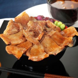 北海道十勝 “掛村”のジューシーな 豚丼（ロース）