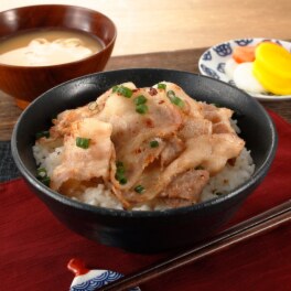 北海道十勝 “掛村”のジューシーな 塩豚丼（バラ肉）