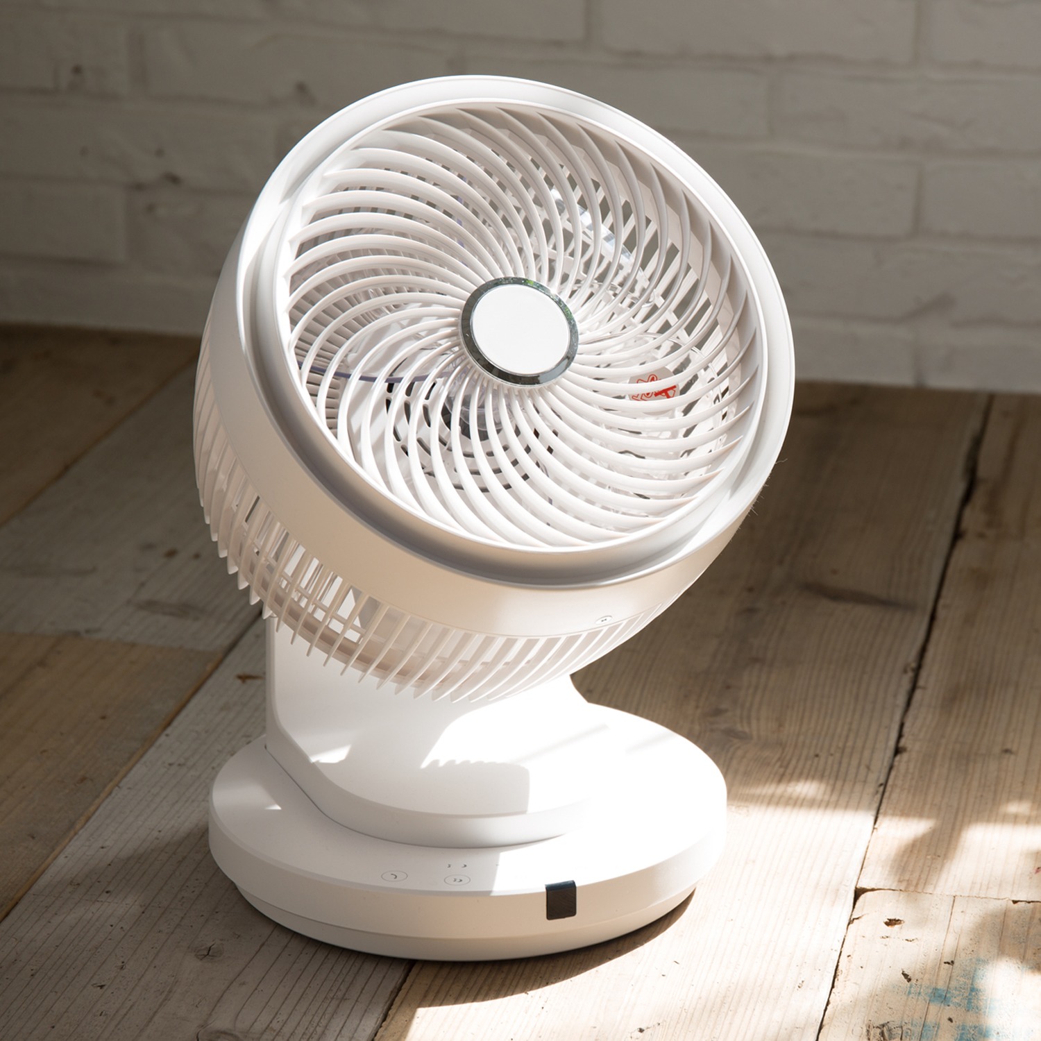 上下左右の立体的な
首振り＆パワフル送風で
お部屋の空気を攪拌！
３Ｄターボ
サーキュレーター