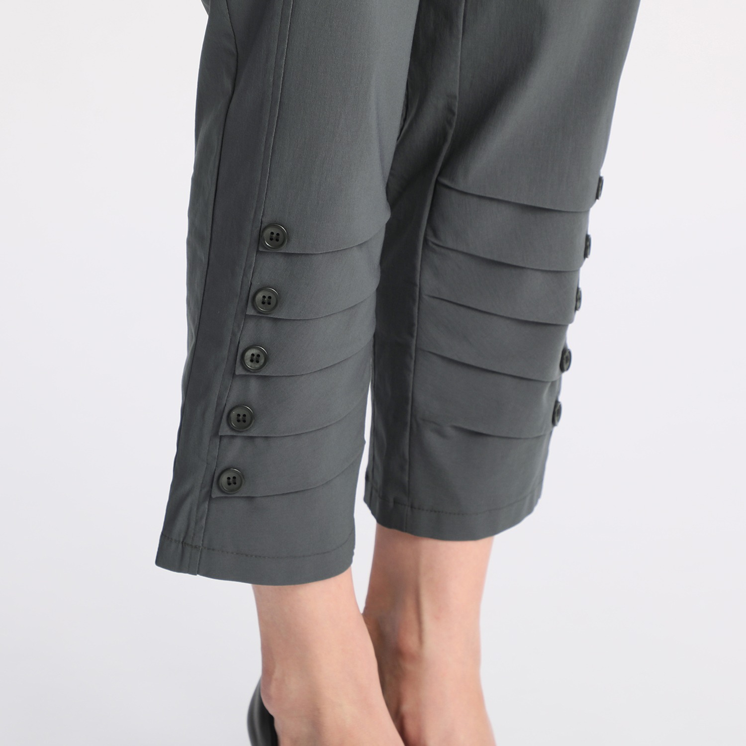 アプローズアンドコー
ニューヨーク
タックアクセント
スリムパンツ