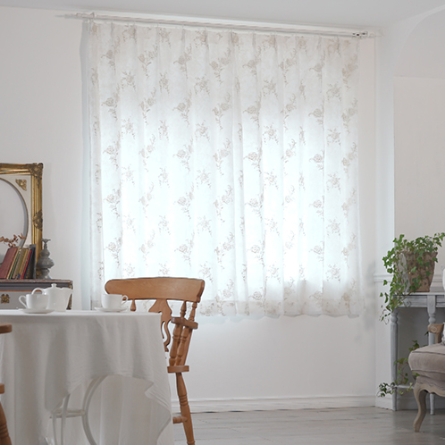 ＜１００×１３３ｃｍ＞
ドレッシー
キラキラ箔プリント＆ラメ刺しゅう入り
二重レースカーテン２枚組
クリスタル調タッセル付