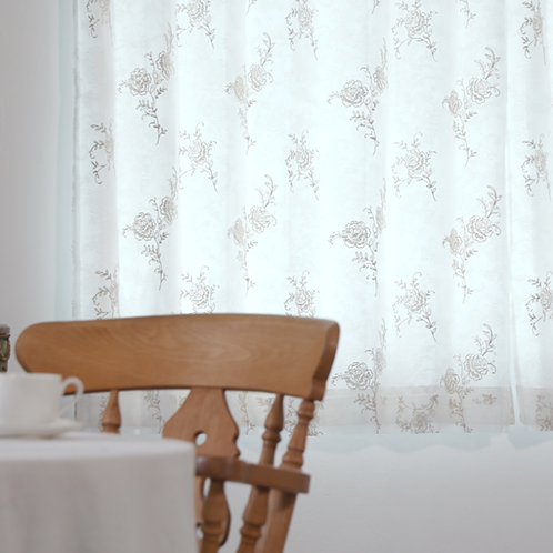 ＜１００×１３３ｃｍ＞
ドレッシー
キラキラ箔プリント＆ラメ刺しゅう入り
二重レースカーテン２枚組
クリスタル調タッセル付