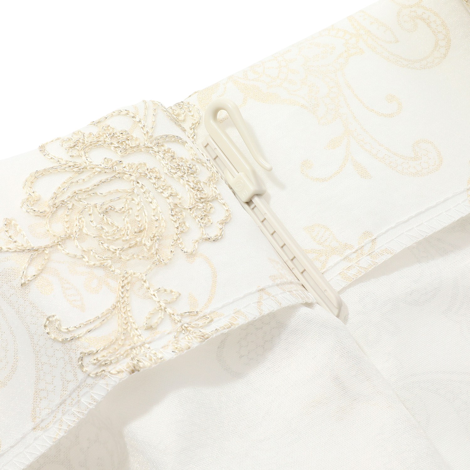 ＜１００×１３３ｃｍ＞
ドレッシー
キラキラ箔プリント＆ラメ刺しゅう入り
二重レースカーテン２枚組
クリスタル調タッセル付