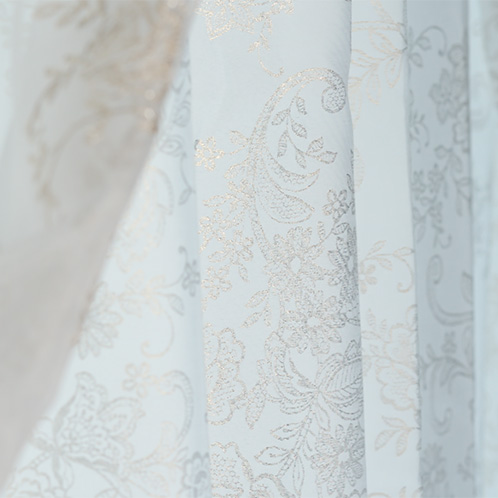 ＜１００×１７６ｃｍ＞
ドレッシー
キラキラ箔プリント＆ラメ刺しゅう入り
二重レースカーテン２枚組
クリスタル調タッセル付