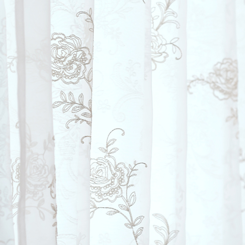 ＜１００×１９８ｃｍ＞
ドレッシー
キラキラ箔プリント＆ラメ刺しゅう入り
二重レースカーテン２枚組
クリスタル調タッセル付