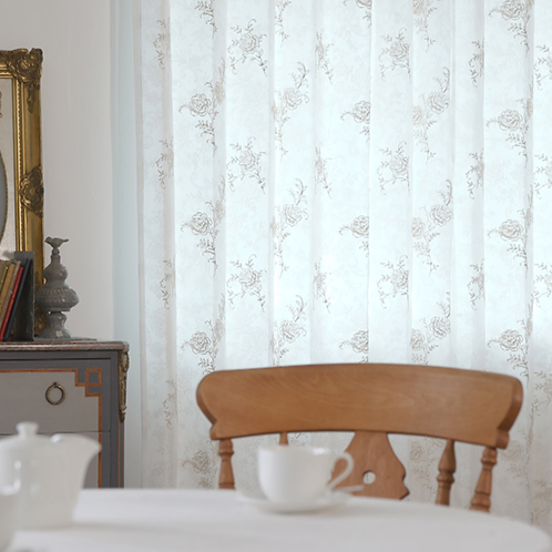 ＜１００×２２８ｃｍ＞
ドレッシー
キラキラ箔プリント＆ラメ刺しゅう入り
二重レースカーテン２枚組
クリスタル調タッセル付