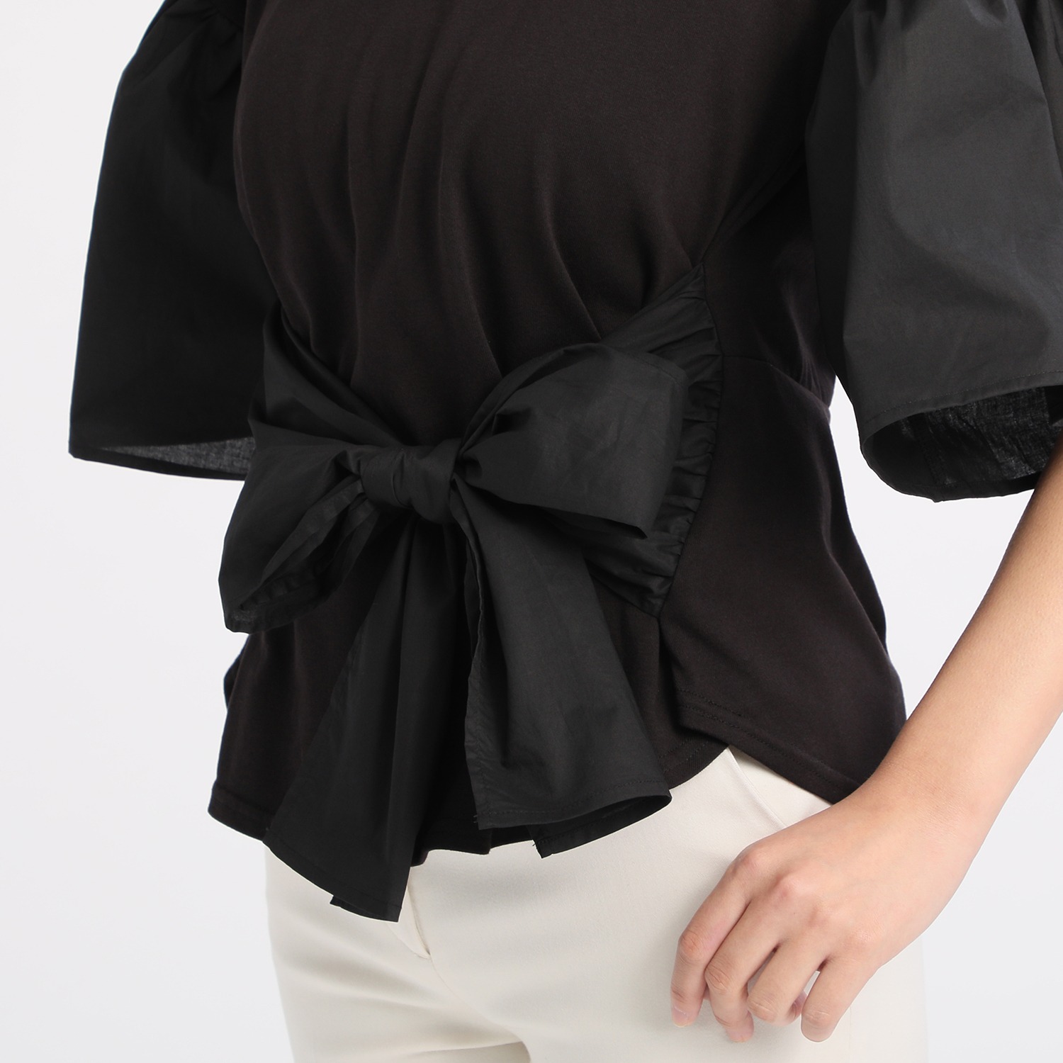 クワンティシ
異素材コンビネーション
ウエストリボンアクセント
プルオーバー