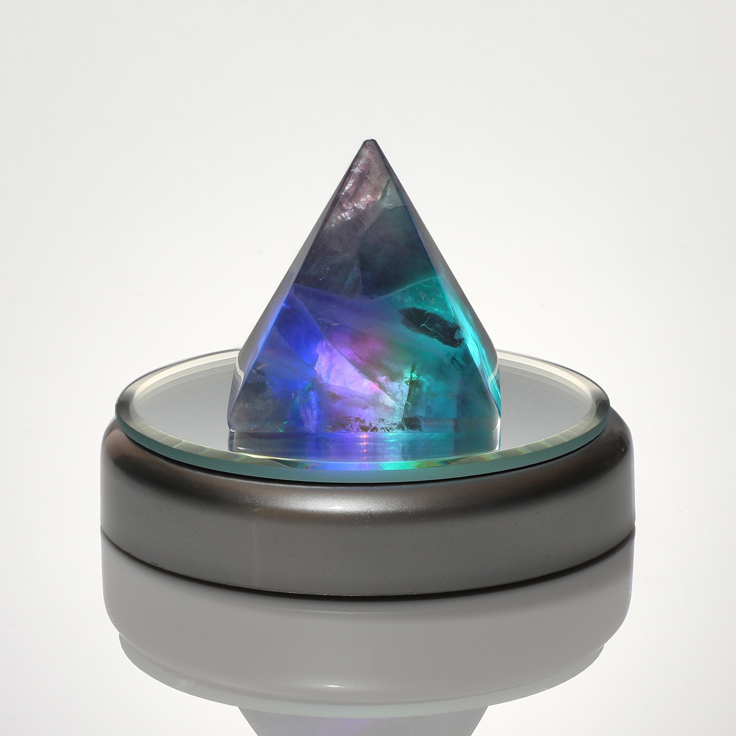 神秘の塊
幸石堂の
金字塔フローライト