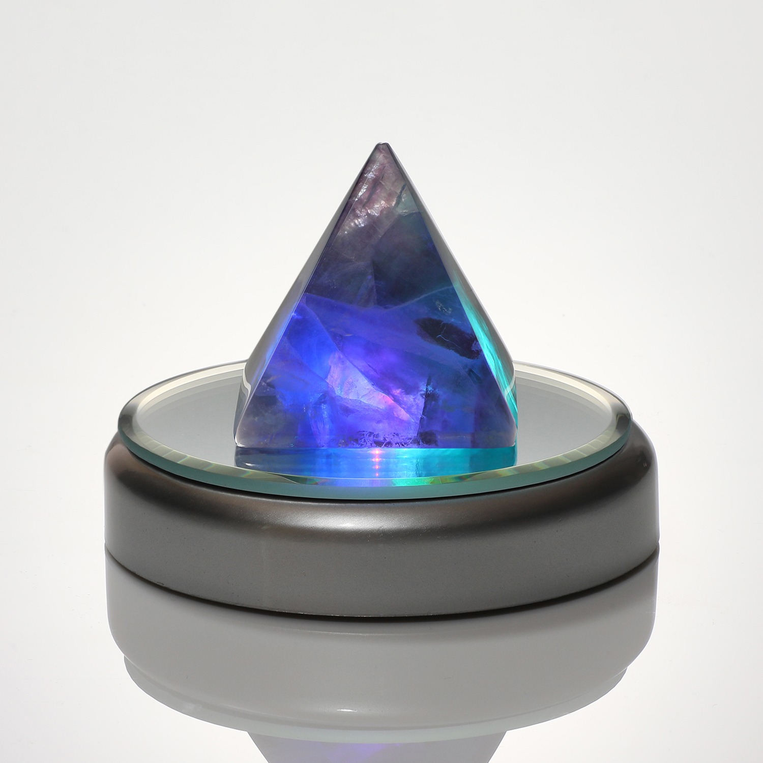 神秘の塊
幸石堂の
金字塔フローライト