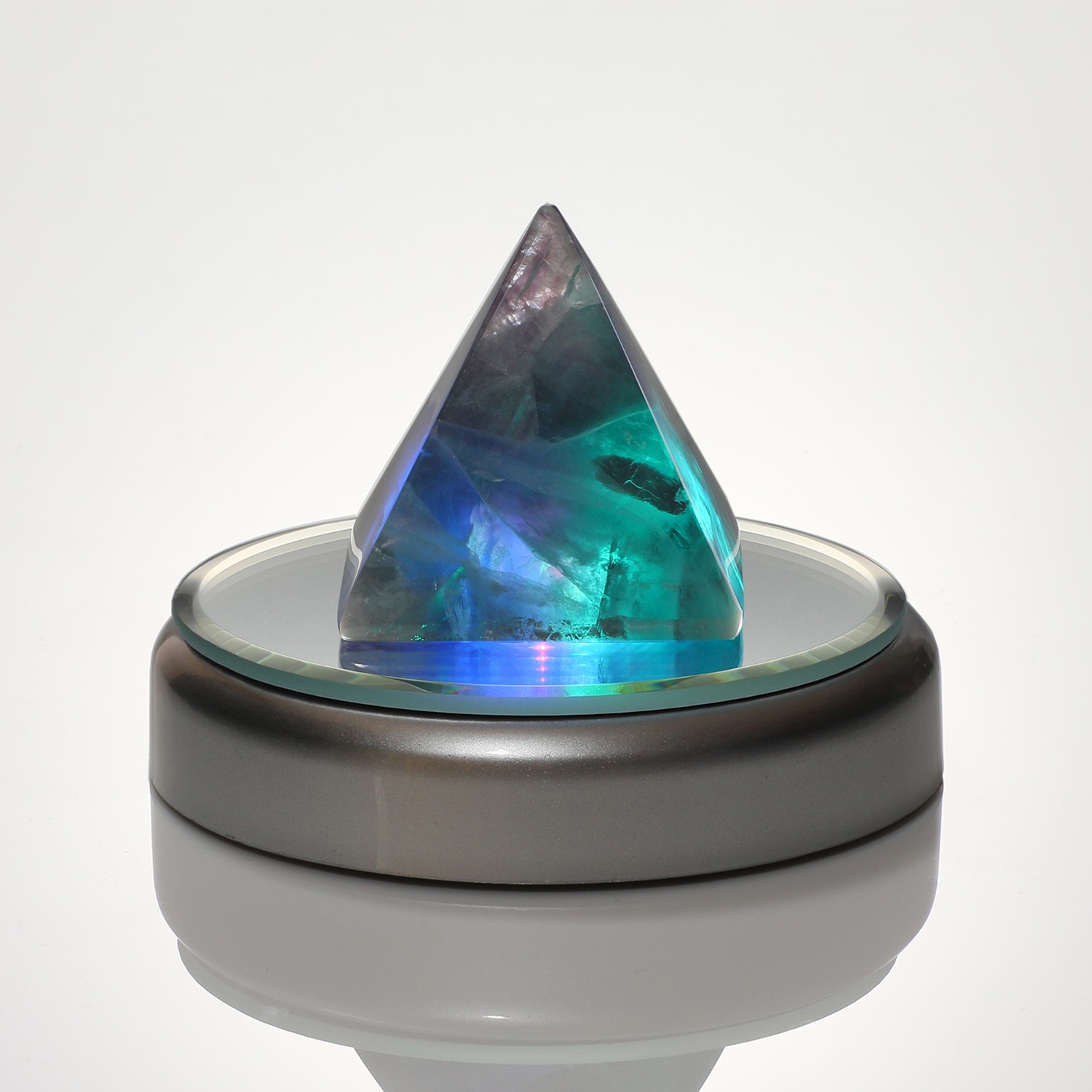 神秘の塊
幸石堂の
金字塔フローライト