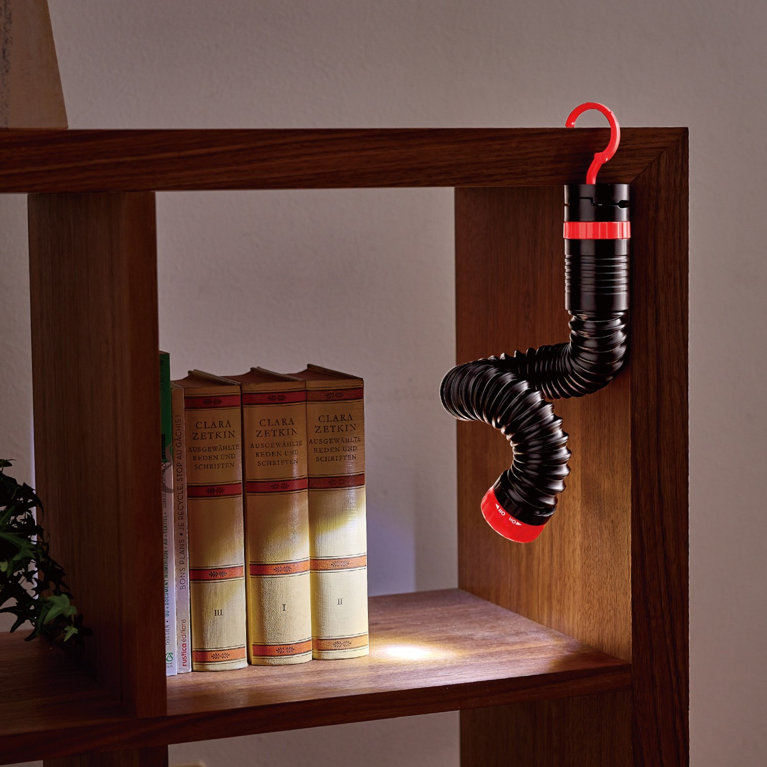 リビングマジック コンパクトで フレキシブルなＬＥＤ “くるりんＤＥライト”