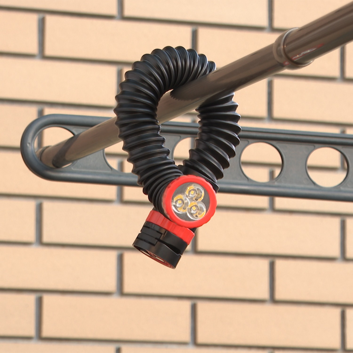 リビングマジック コンパクトで フレキシブルなＬＥＤ “くるりんＤＥライト”