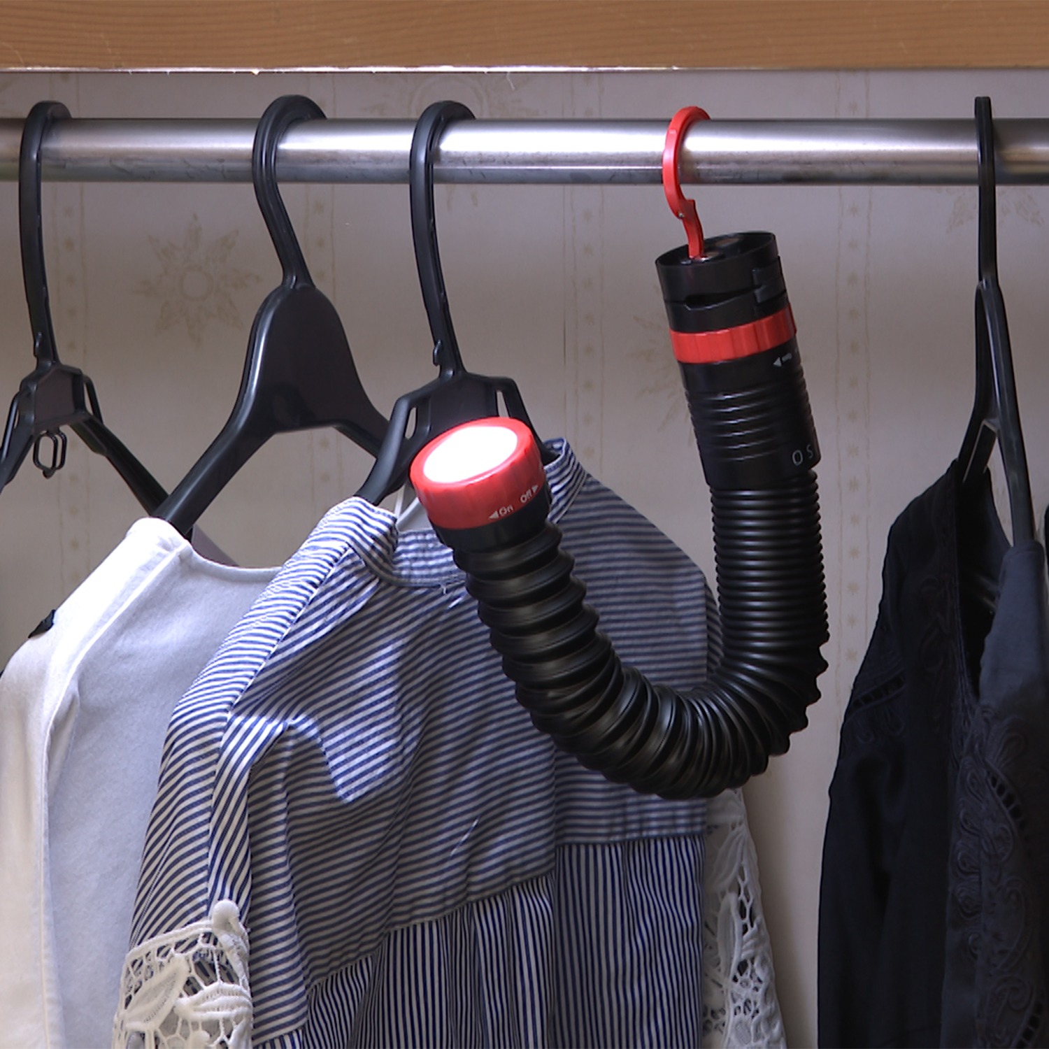 リビングマジック コンパクトで フレキシブルなＬＥＤ “くるりんＤＥライト”