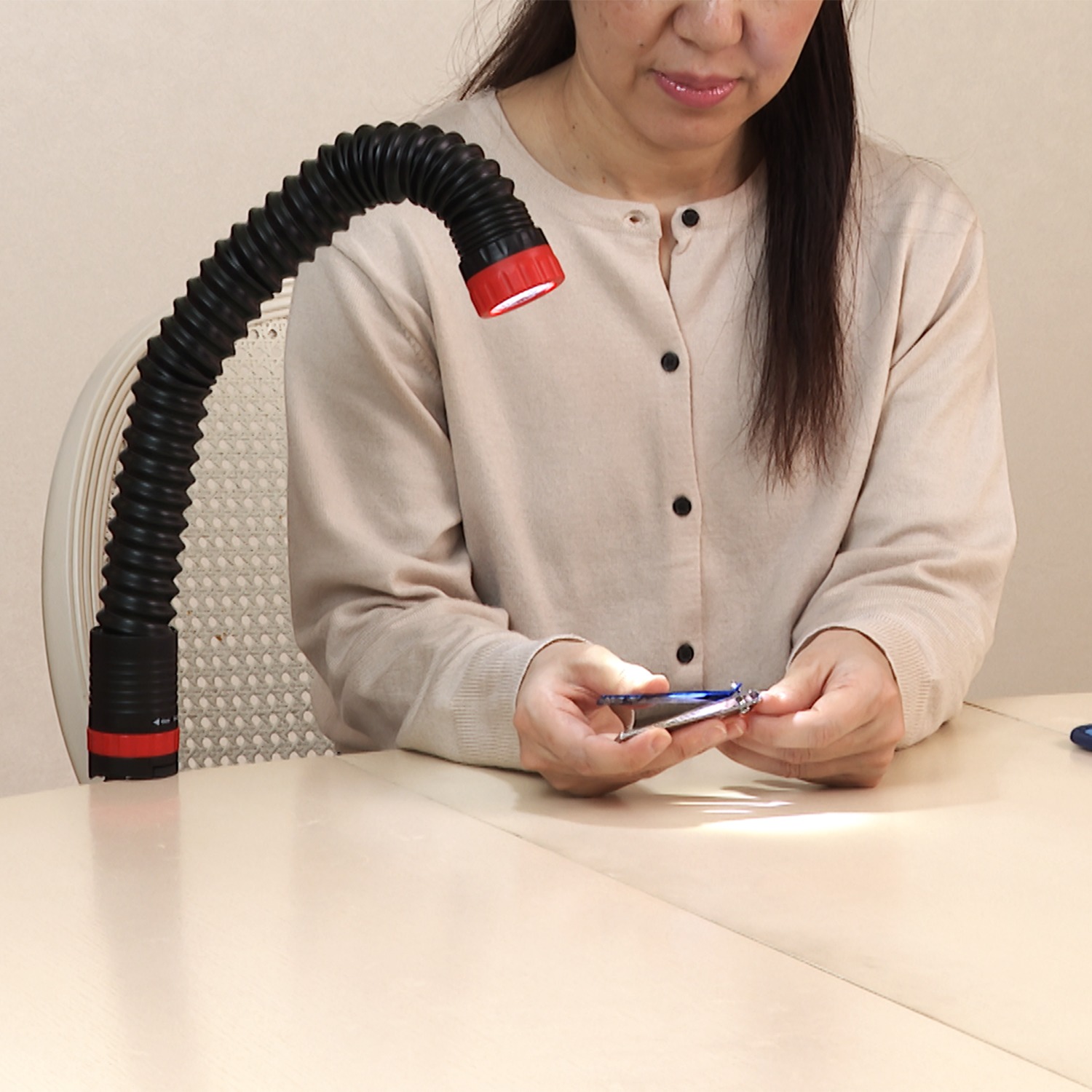 リビングマジック コンパクトで フレキシブルなＬＥＤ “くるりんＤＥライト”