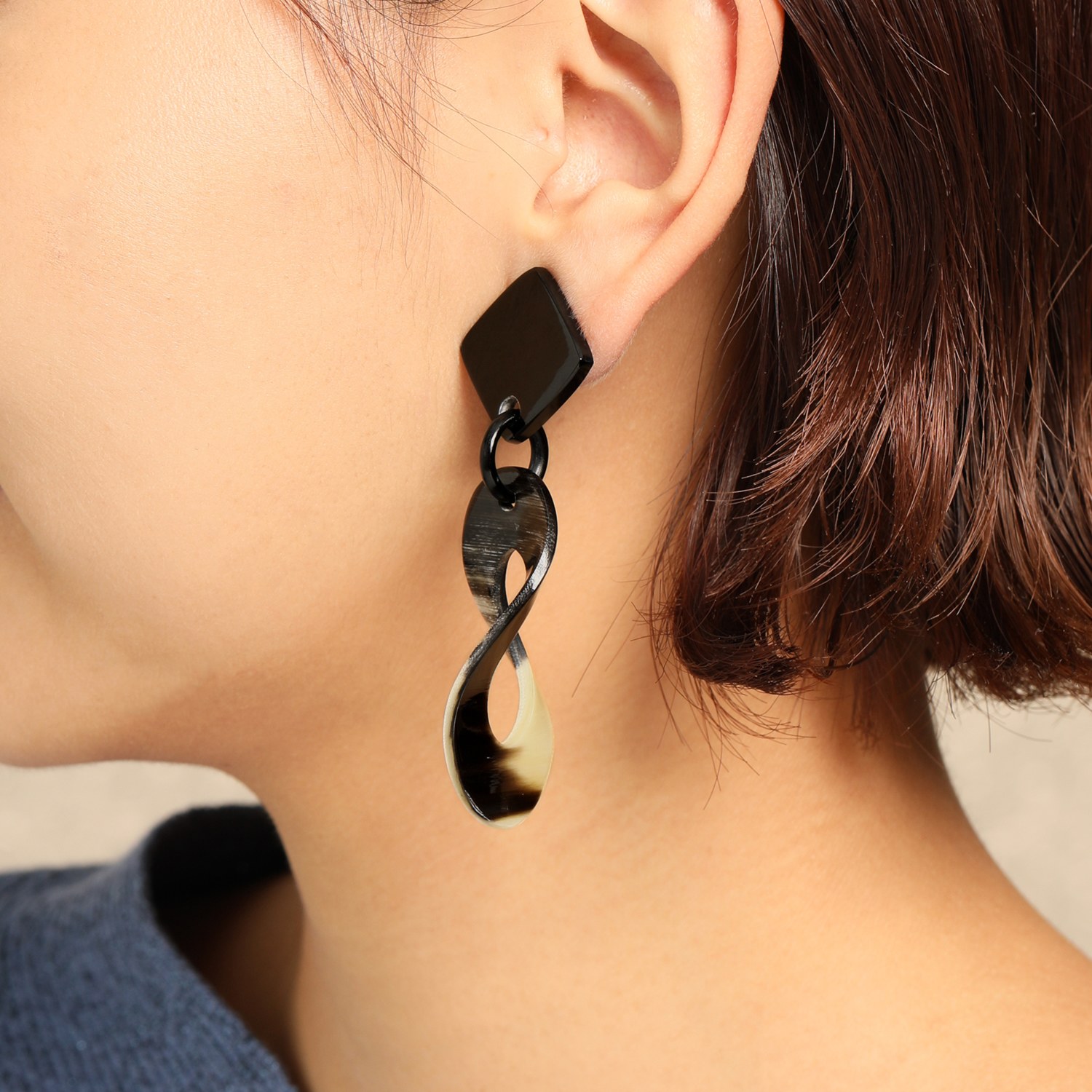 ミル・レーヴ 水牛 ツイストデザイン スウィング イヤリング／ピアス