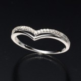 １８Ｋホワイトゴールド ダイヤモンド Ｖデザインリング