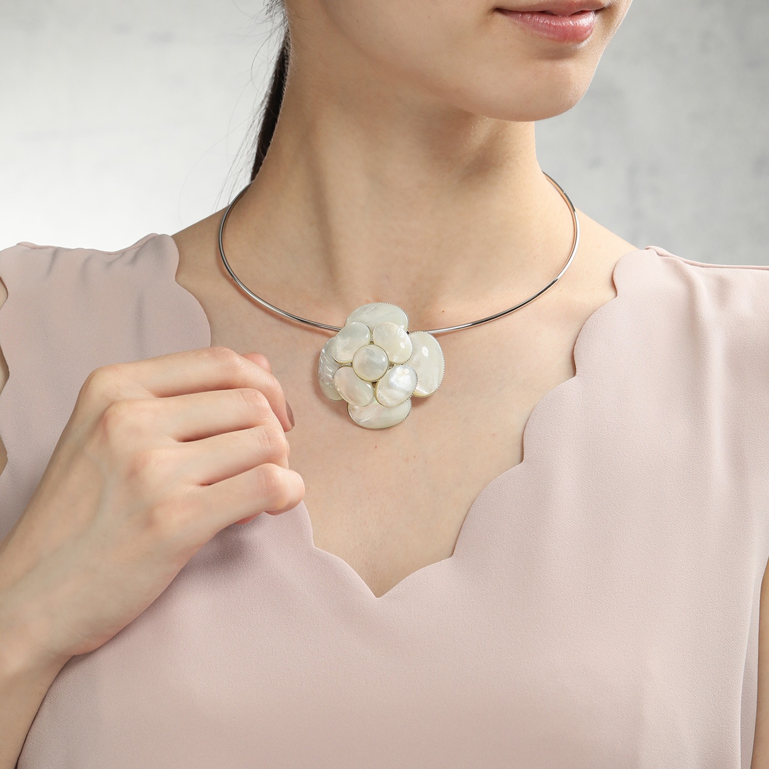 マダムヒロコ シェル カメリアモティーフ チョーカーペンダント “フルールイノサンス”