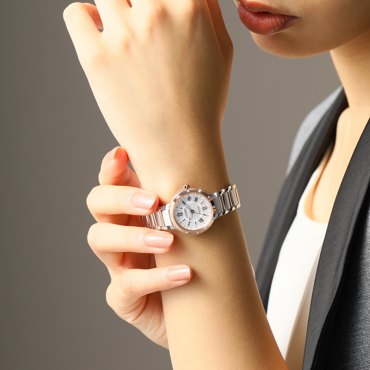 シチズン “エクシード” ダイヤモンド ラウンドフェイス コンビカラー ソーラーウォッチ