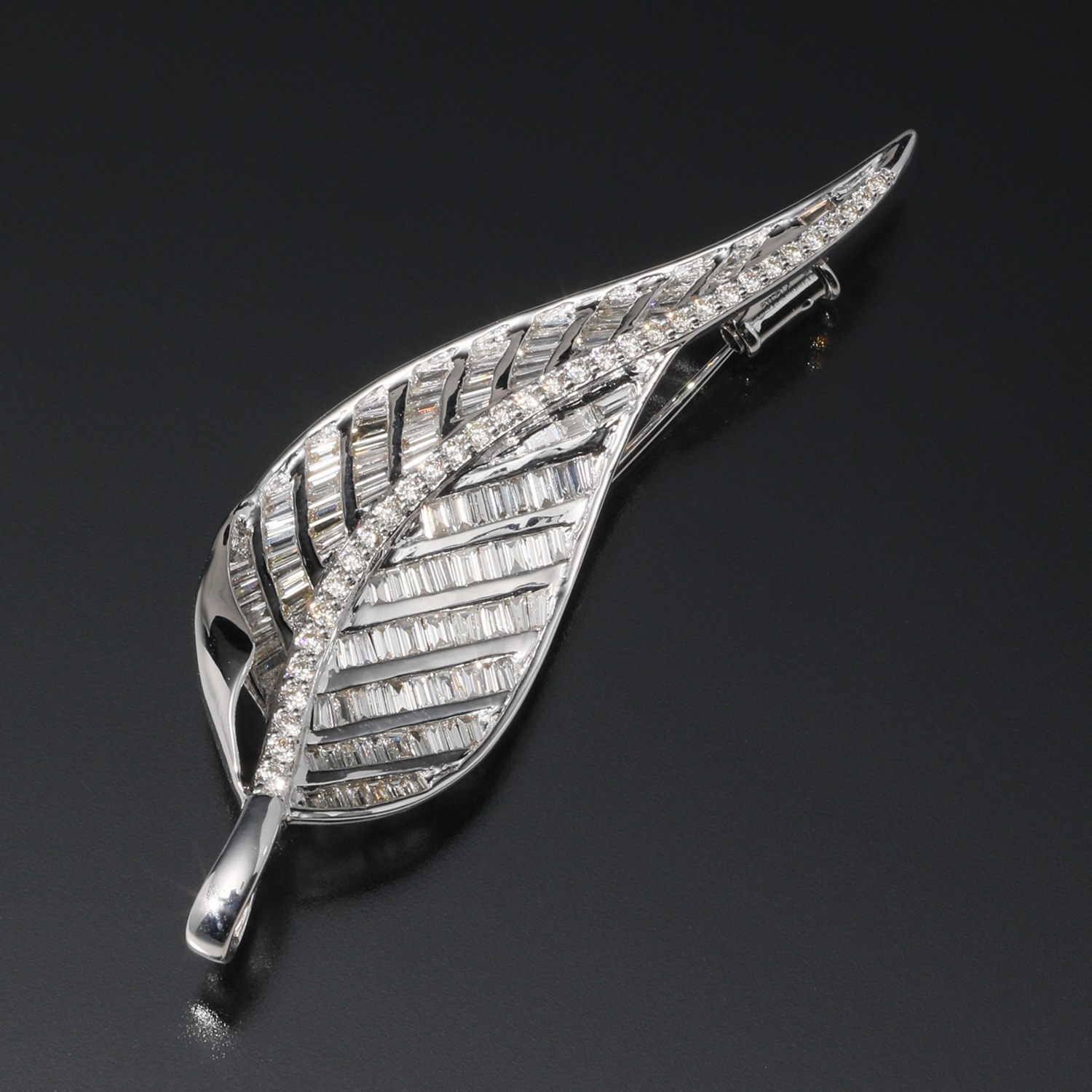 ビジューフルレゾン １８Ｋホワイトゴールド ２カラットＵＰ テーパードバゲット＆ラウンドブリリアント ダイヤモンド リーフモティーフ ペンダントブローチ