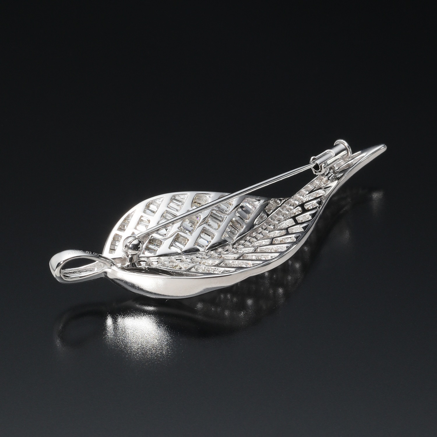 ビジューフルレゾン １８Ｋホワイトゴールド ２カラットＵＰ テーパードバゲット＆ラウンドブリリアント ダイヤモンド リーフモティーフ ペンダントブローチ