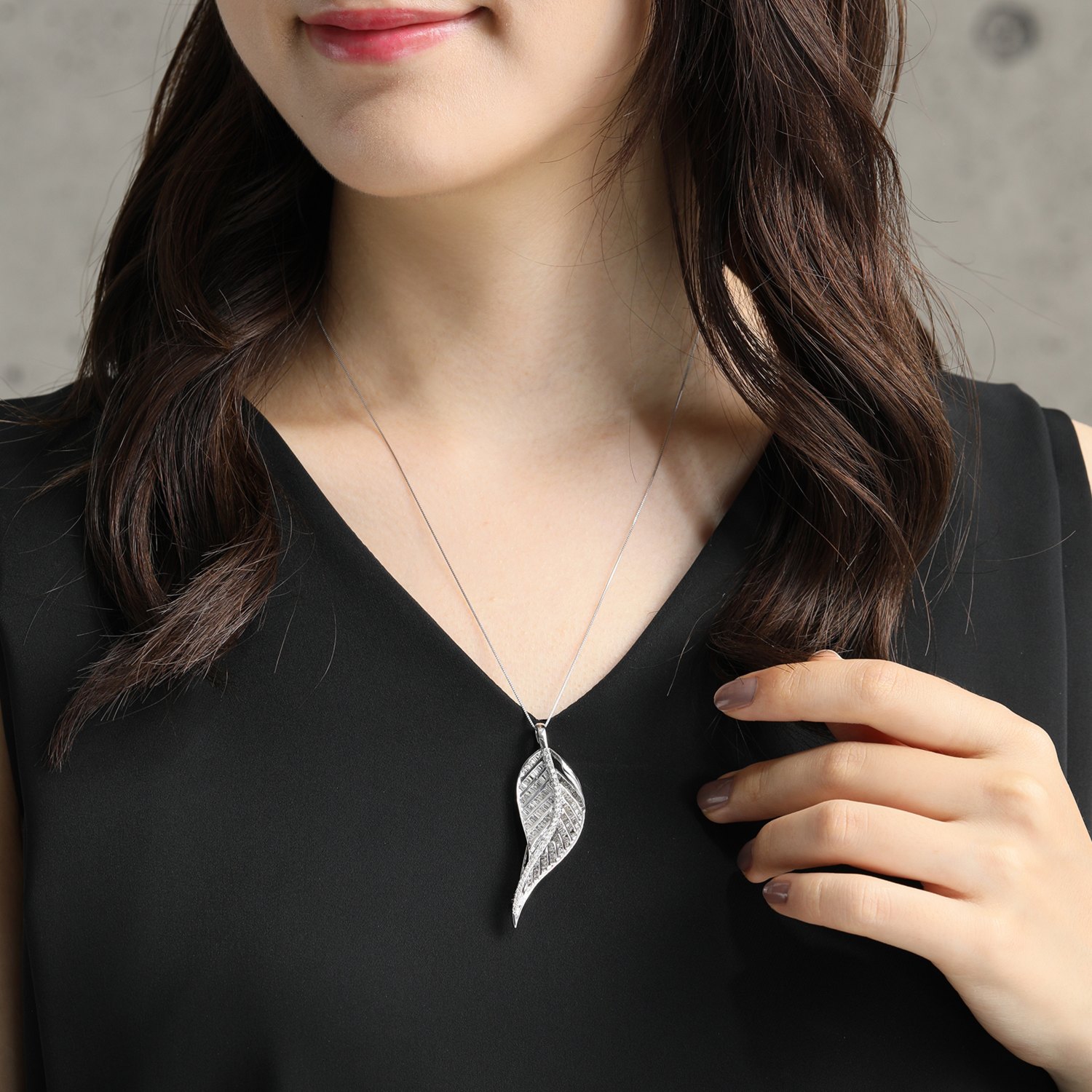 ビジューフルレゾン １８Ｋホワイトゴールド ２カラットＵＰ テーパードバゲット＆ラウンドブリリアント ダイヤモンド リーフモティーフ ペンダントブローチ