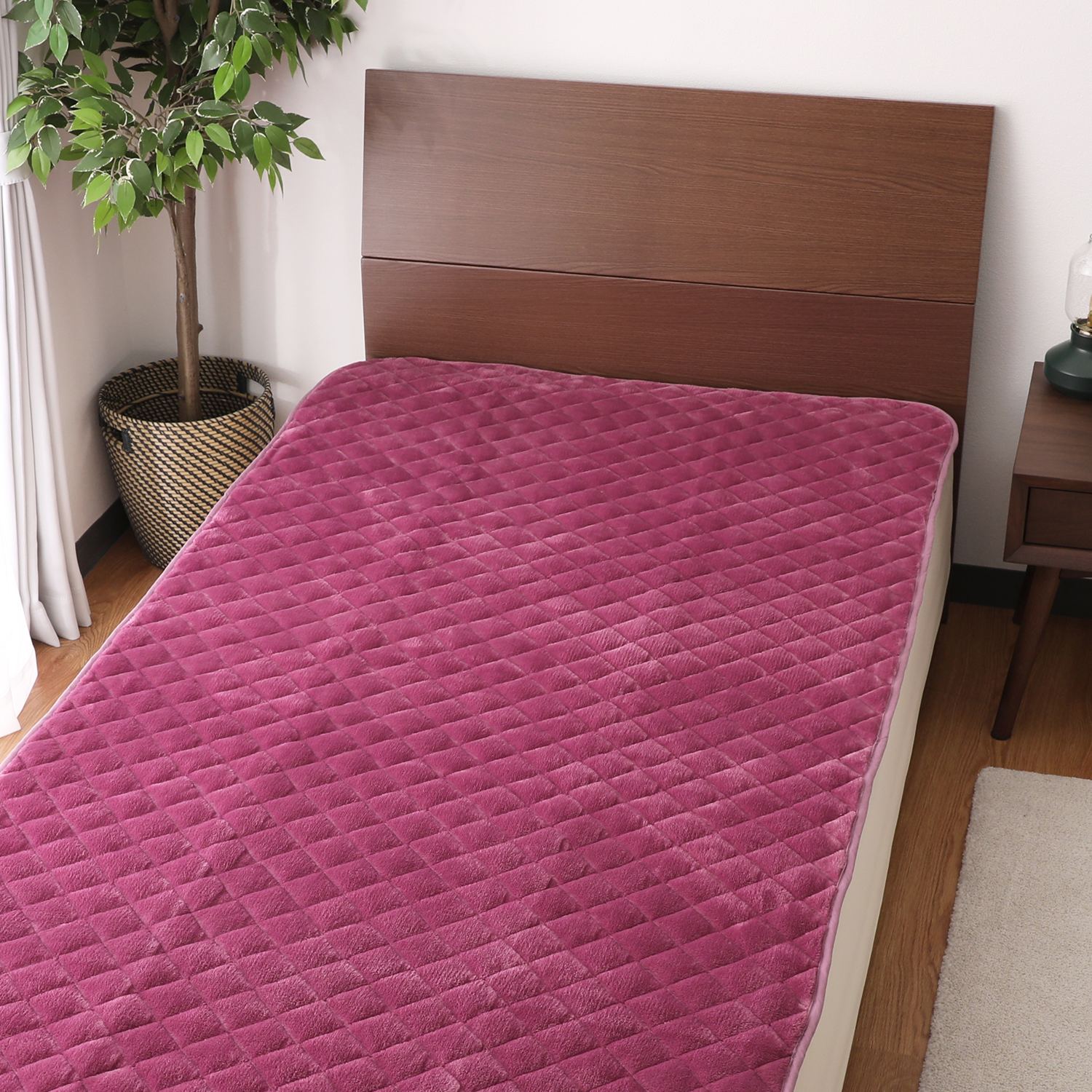 ＜ダブル＞ 西川 あったか吸湿発熱 ウォームラヴ ラグジュアリー 敷きパッド