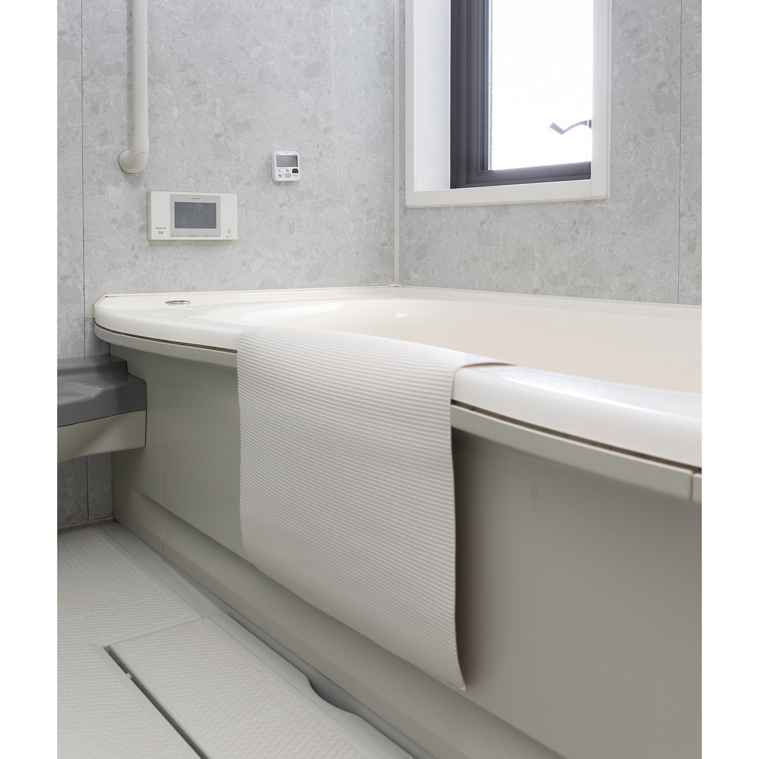 浴槽の底に敷いて 滑りにくい！ あんしんバスタブマット