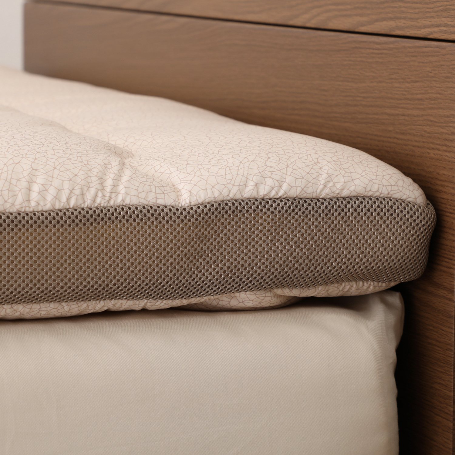 ＜ダブル＞ 西川 ３つの硬さの凹凸で 身体を支えて腰が楽！ Ｗ防ダニ加工 トリプルフィット 