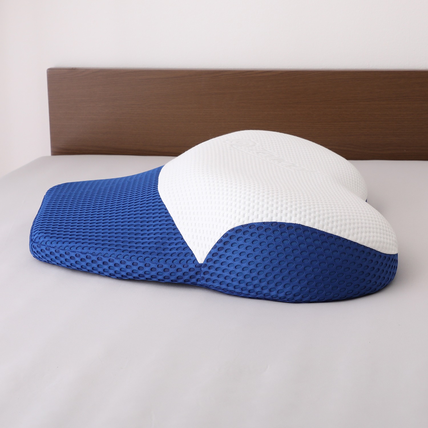 未体験のホールド感！ 背中から支える マットレスピロー ブルーブラッド チャンドラ