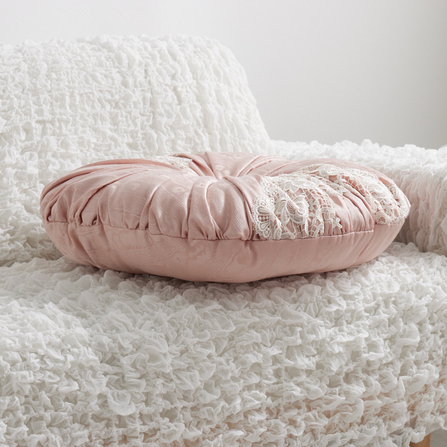 ラ　ルイス モアレ柄ジャガード＆ギュピールレース 円形クッション