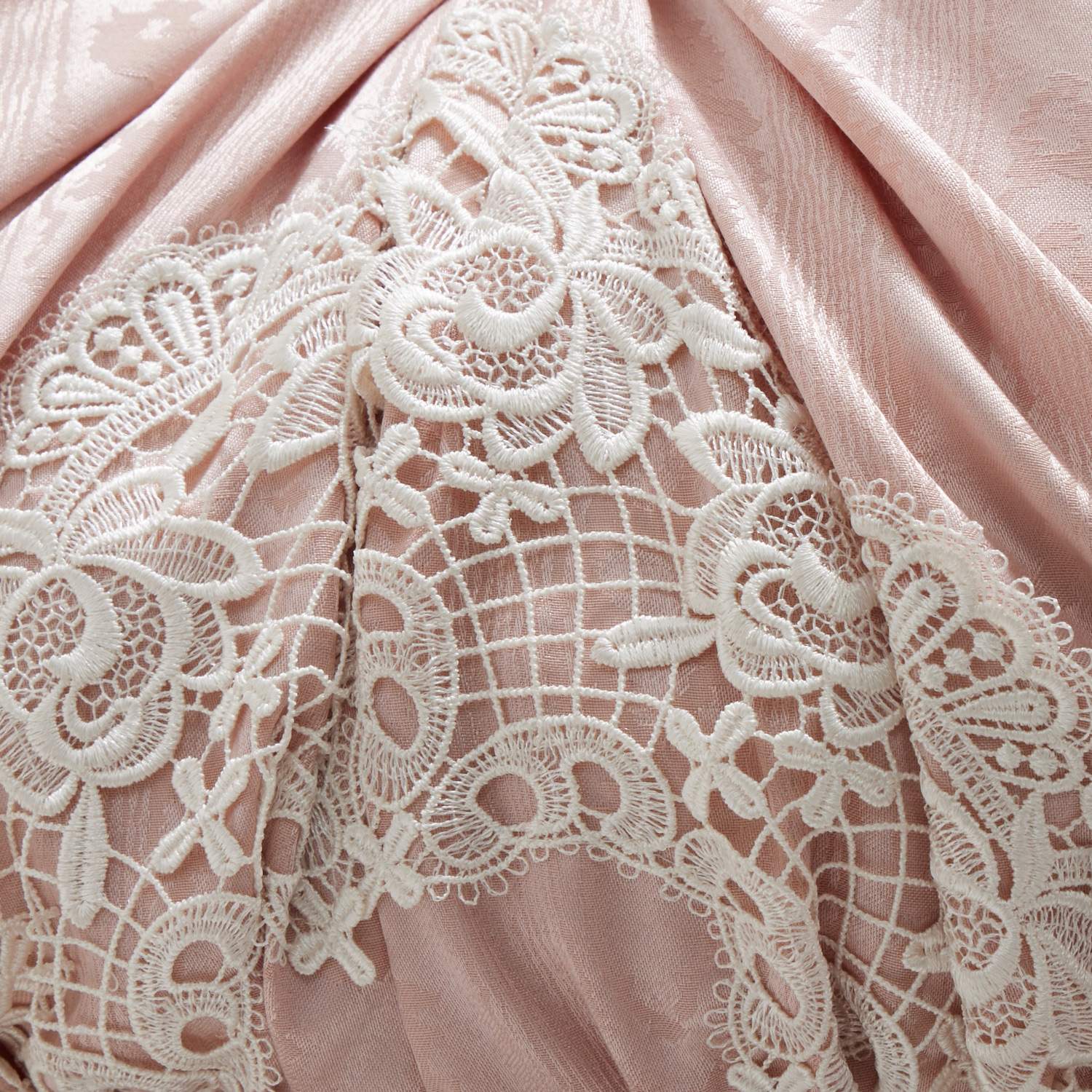 ラ　ルイス モアレ柄ジャガード＆ギュピールレース 円形クッション