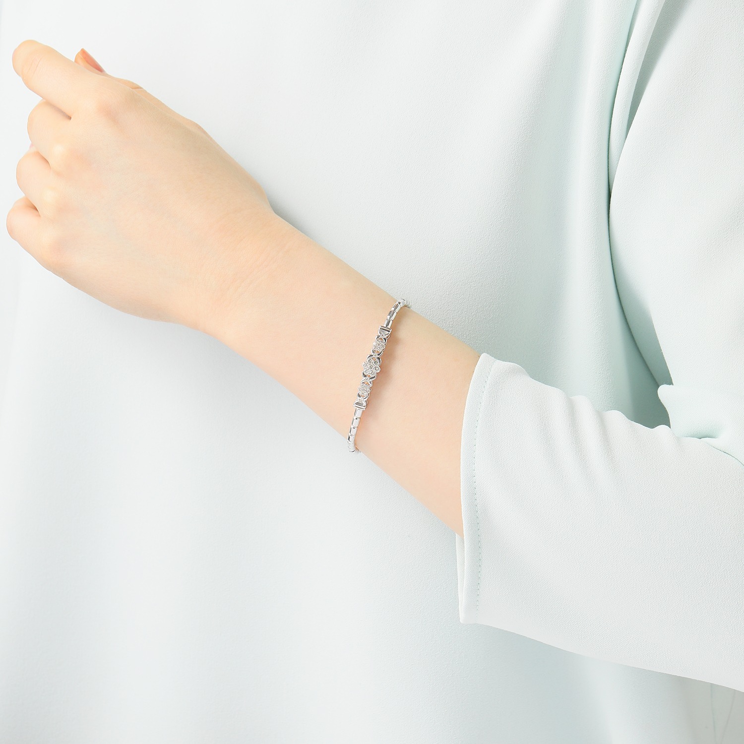 ソルジェ お手元で美しく輝く ０．５カラットＵＰ シャンパンカラー ダイヤモンド 簡単装着！バングル “ウデソフト”