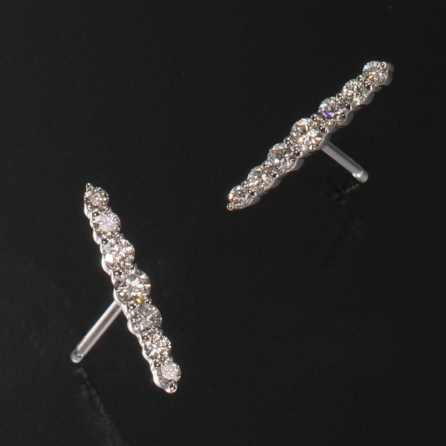 プラチナストーリー ０．２カラットＵＰ ダイヤモンド ラインデザインピアス