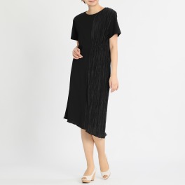 キュウ ランダムプリーツ切替 アシンメトリーデザイン ワンピース