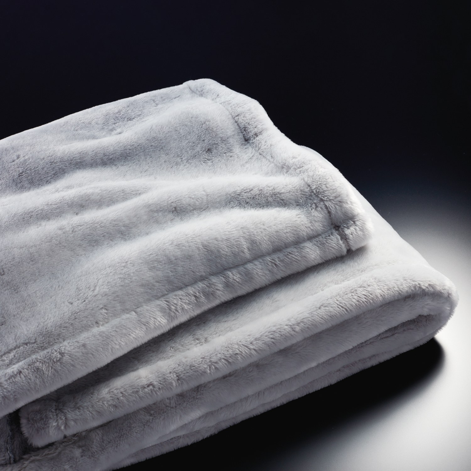 ＜ダブル＞西川×東レ ふんわり軽くて暖かい！ 泉大津の職人が極めた なめらか毛布 “極煉”
