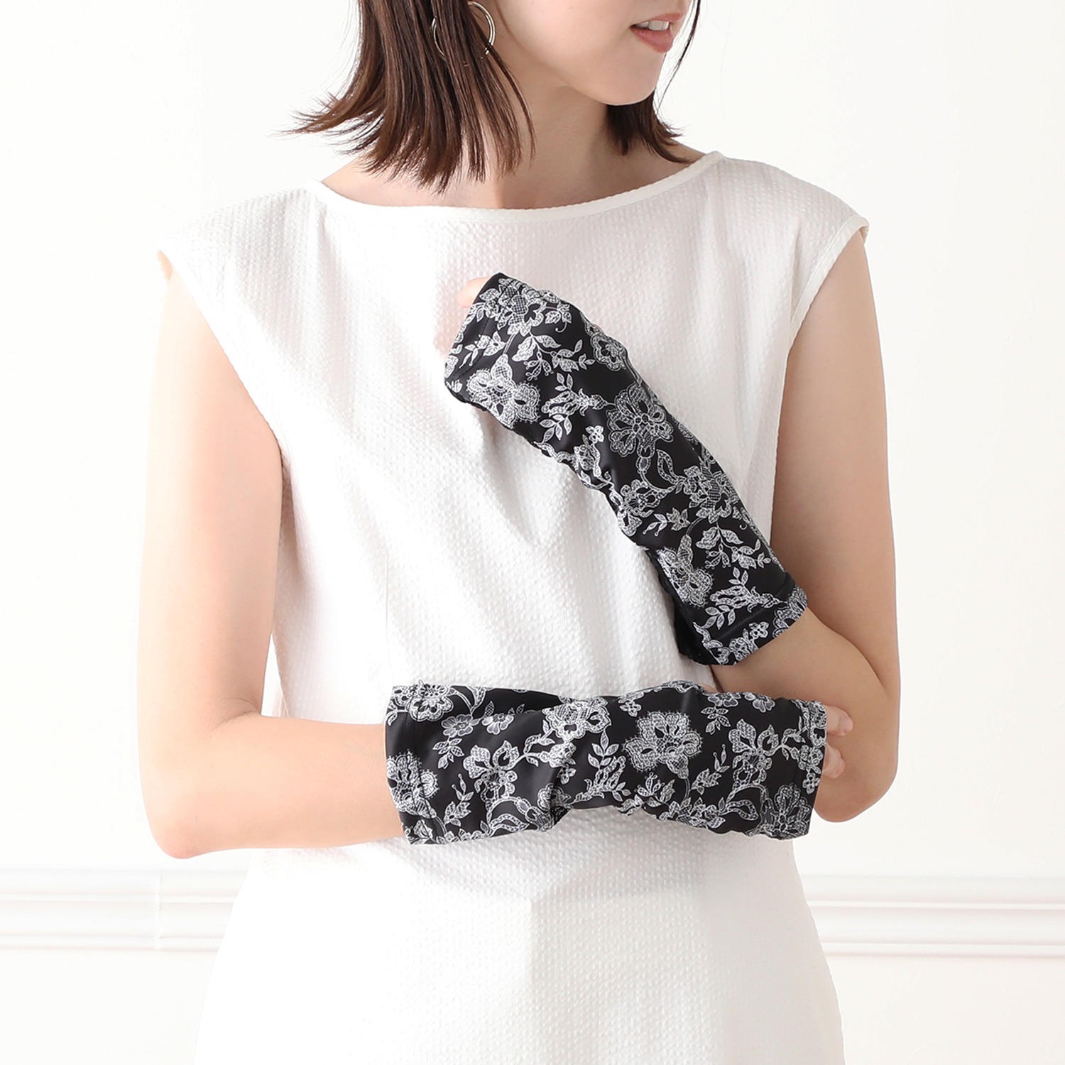 ジュエルレース バイ　ブルーミング ＵＶカット＆接触冷感 レースアームカバー ２組セット