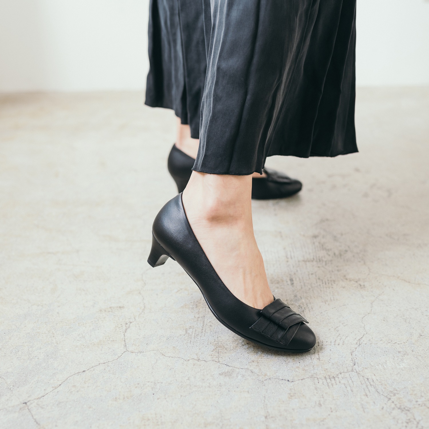 シェルシェエトワール 日本製牛革柔らか仕立て あか抜けエレガンスリボン ローヒールパンプス