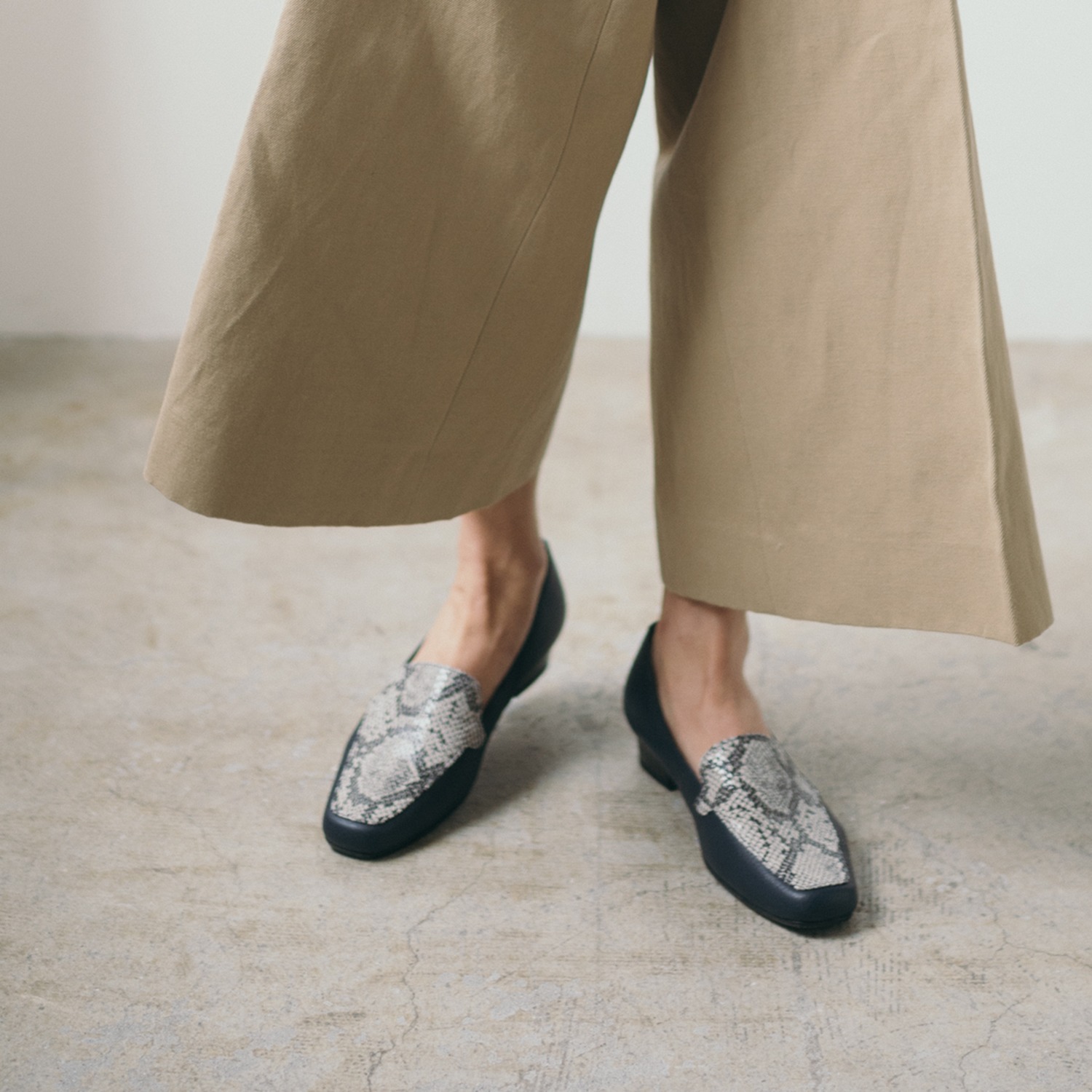 シェルシェエトワール 日本製牛革柔らか仕立て あか抜けモカシン ローヒールパンプス