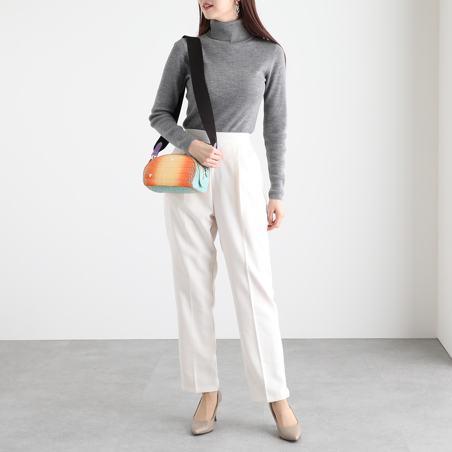 エーディーエムジェイ ウェンディマルチ ラウンドファスナー クロスボディ ショルダーバッグ