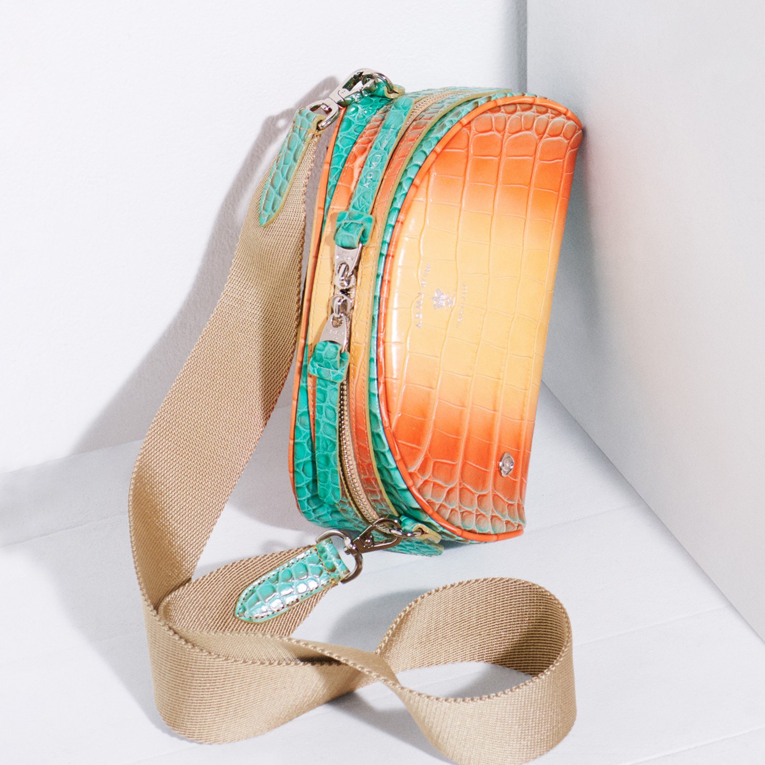 エーディーエムジェイ ウェンディマルチ ラウンドファスナー クロスボディ ショルダーバッグ