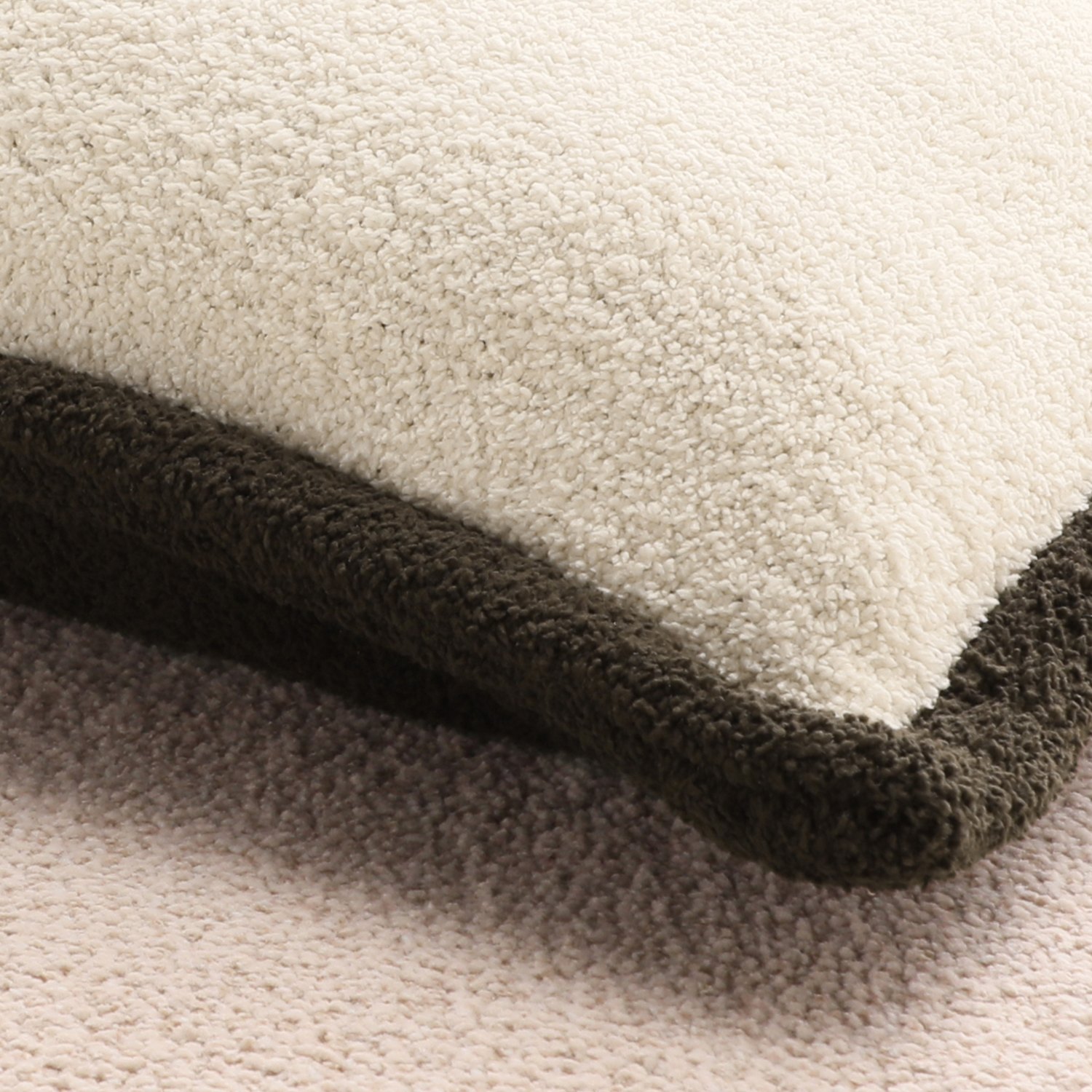 お好みの柄を２つ選べる！ 大津毛織　リバーシブル アルファベット ニットクッション２個組