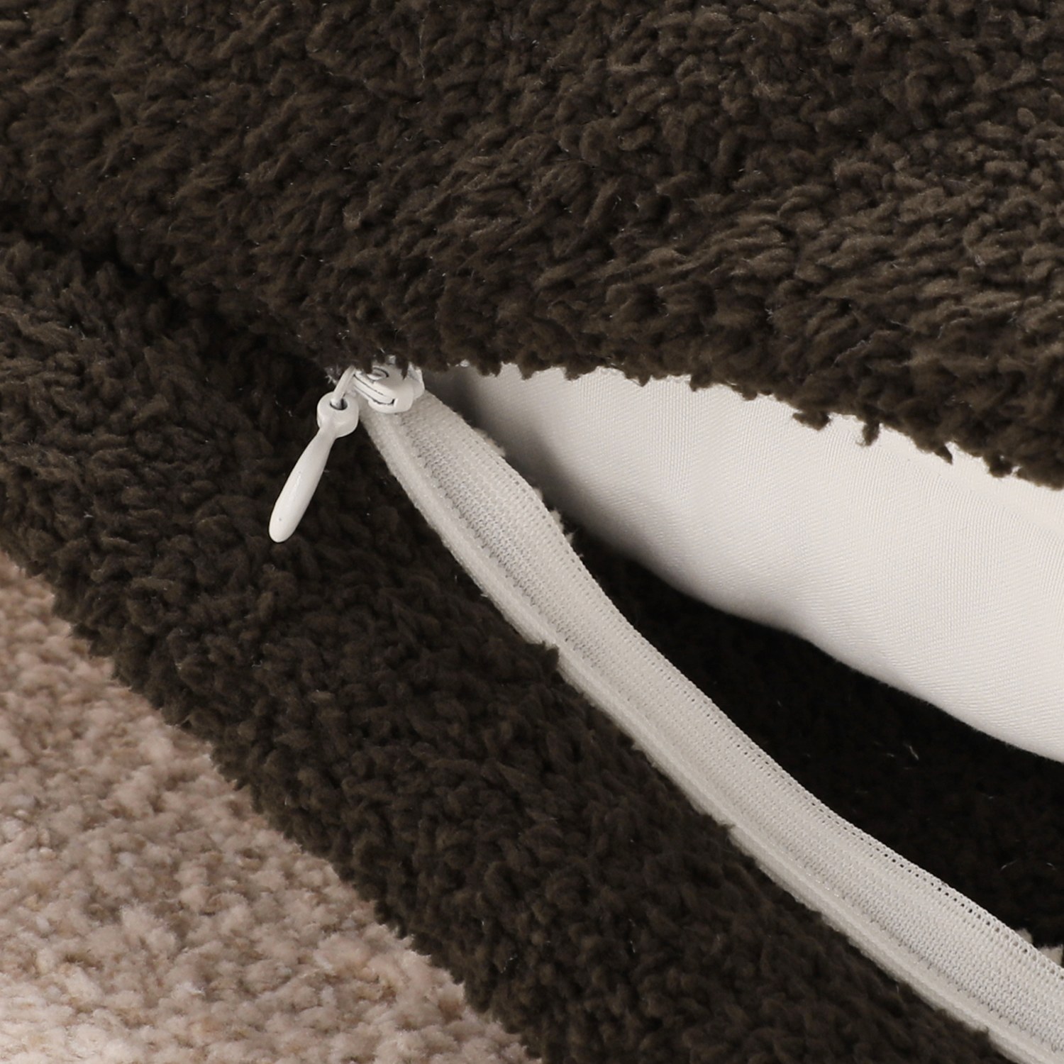 お好みの柄を２つ選べる！ 大津毛織　リバーシブル アルファベット ニットクッション２個組