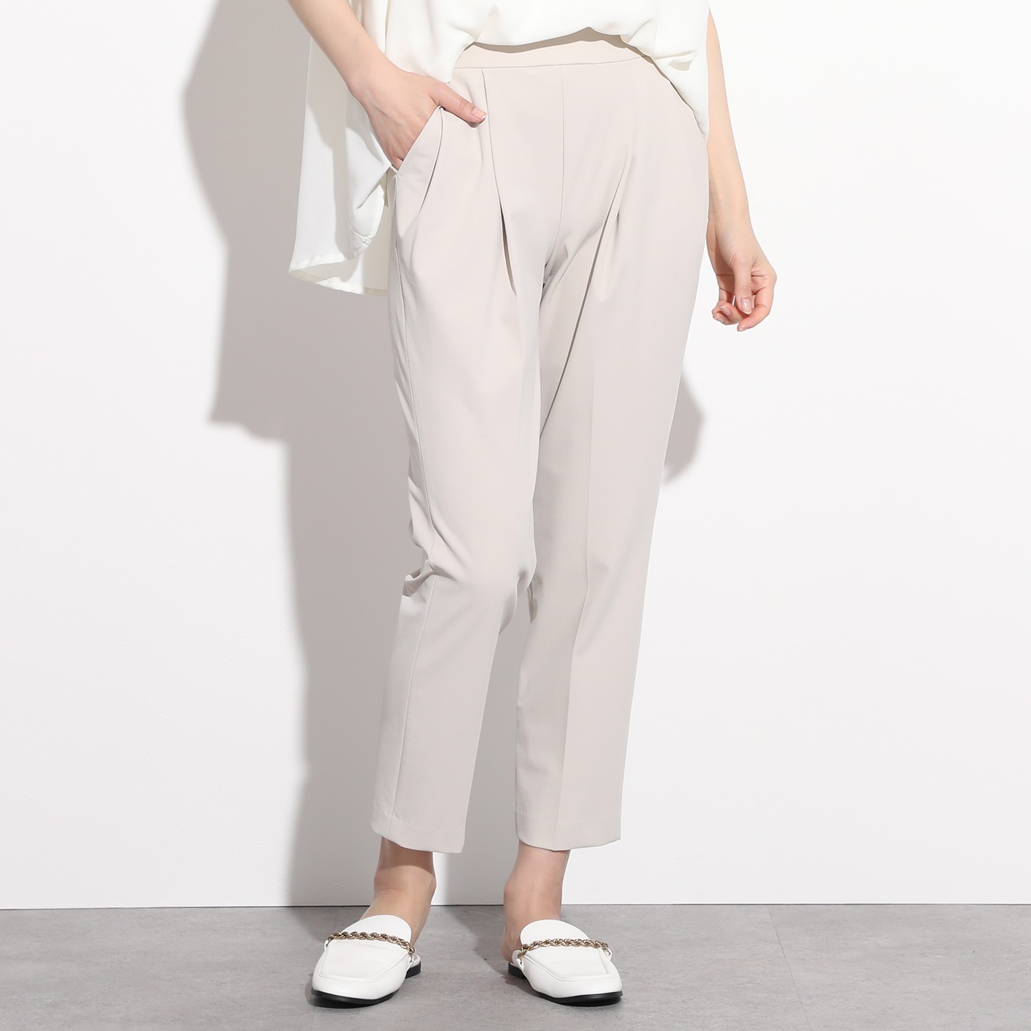 ピーツー 接触冷感・ＵＶカット タックアクセント テーパードパンツ