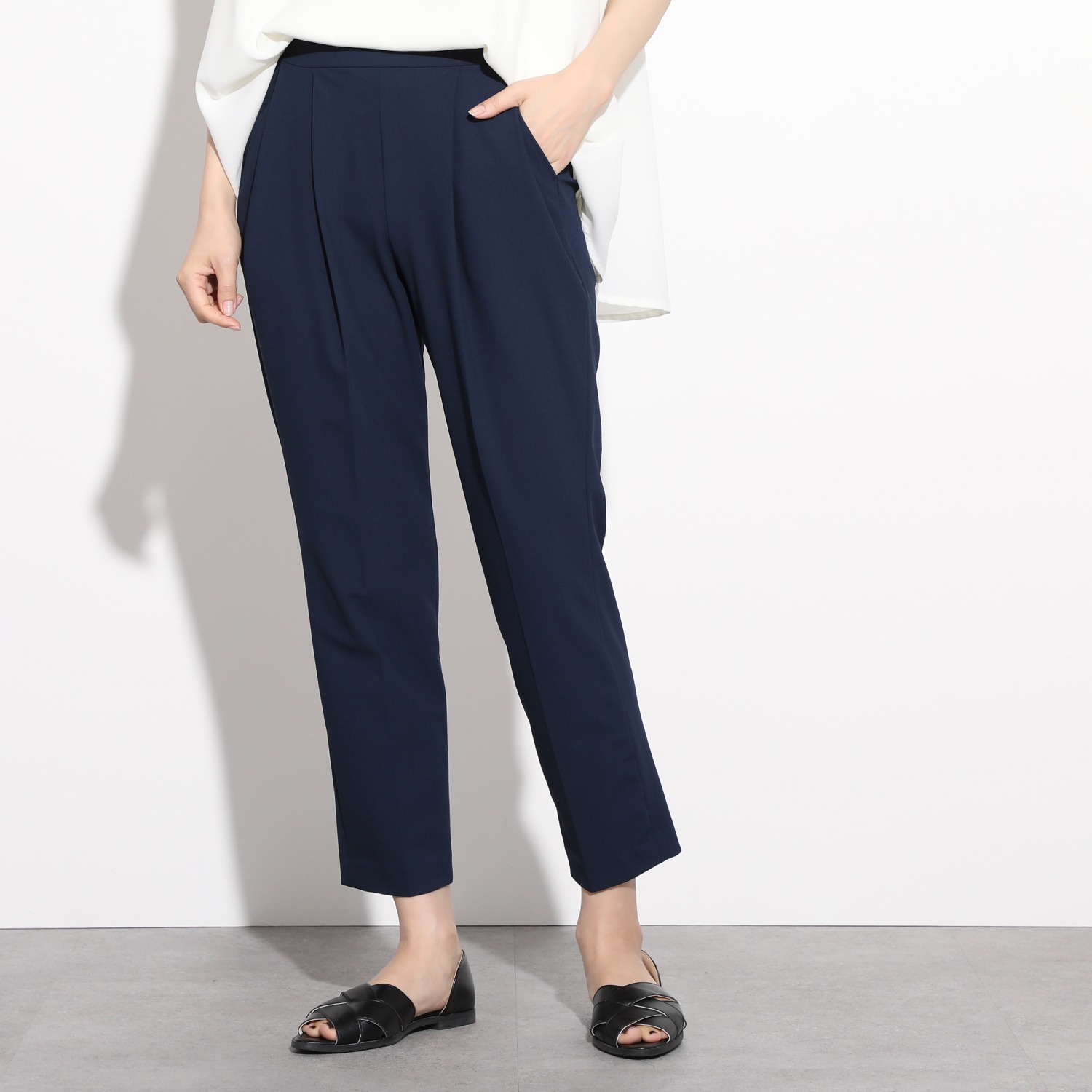 ピーツー 接触冷感・ＵＶカット タックアクセント テーパードパンツ