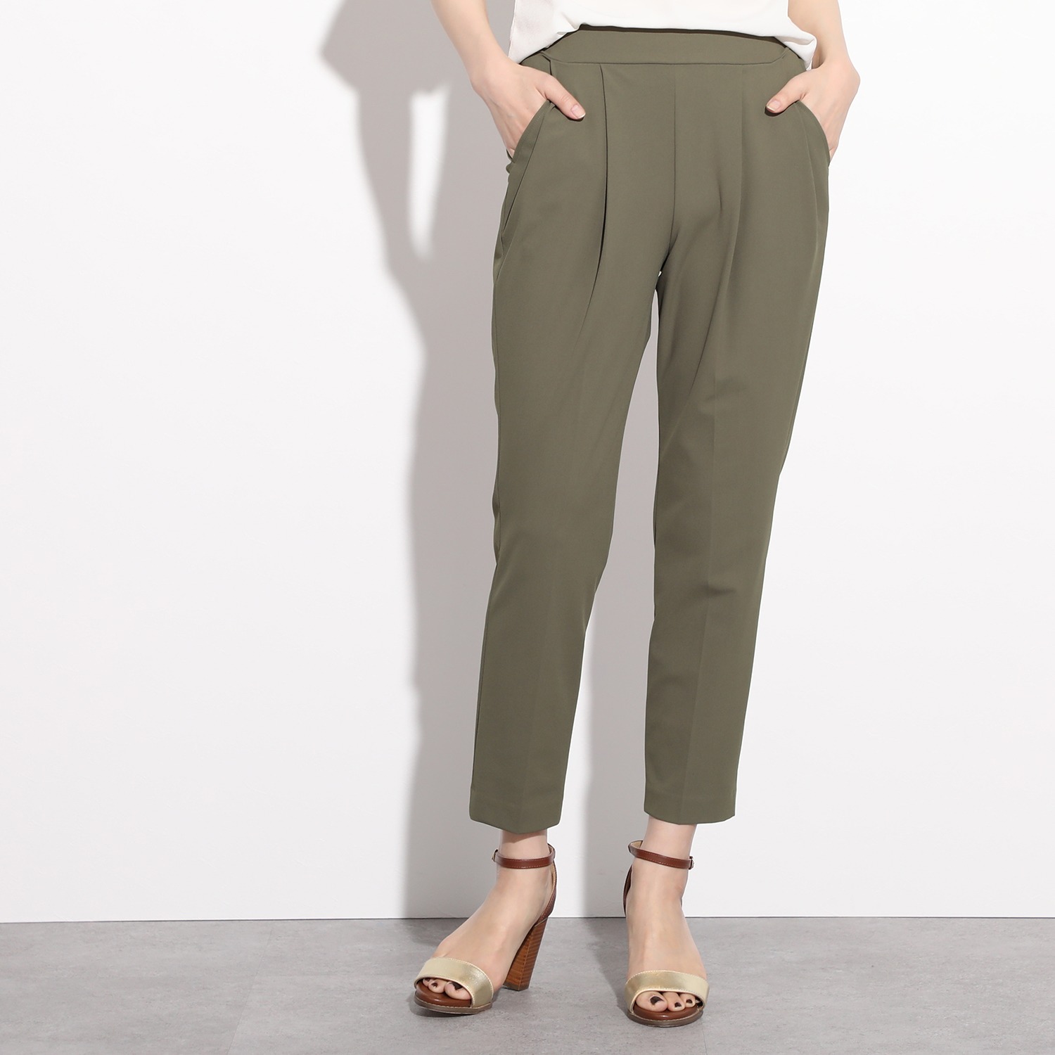 ピーツー 接触冷感・ＵＶカット タックアクセント テーパードパンツ