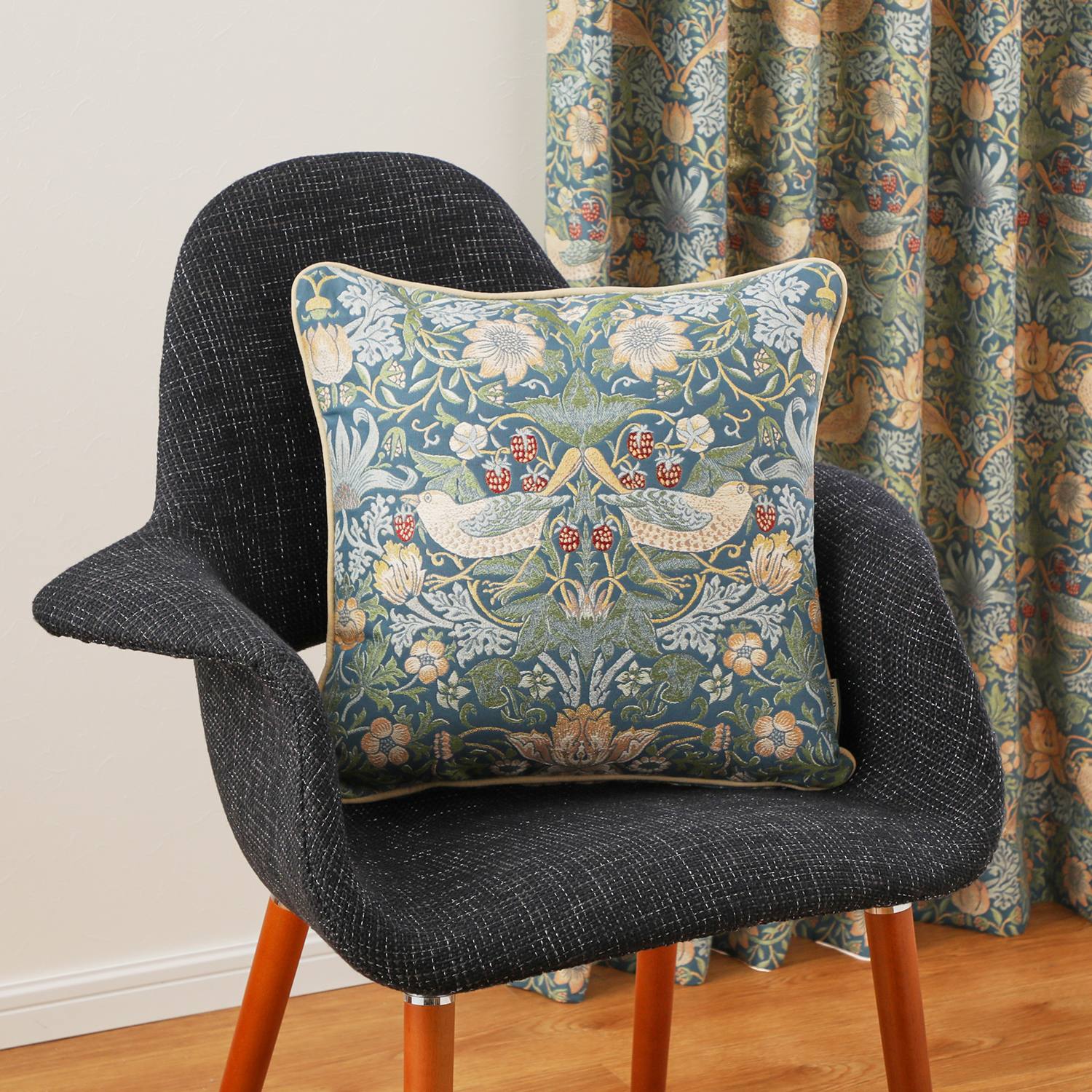 モリスデザインスタジオ “いちご泥棒” ジャガード織クッション