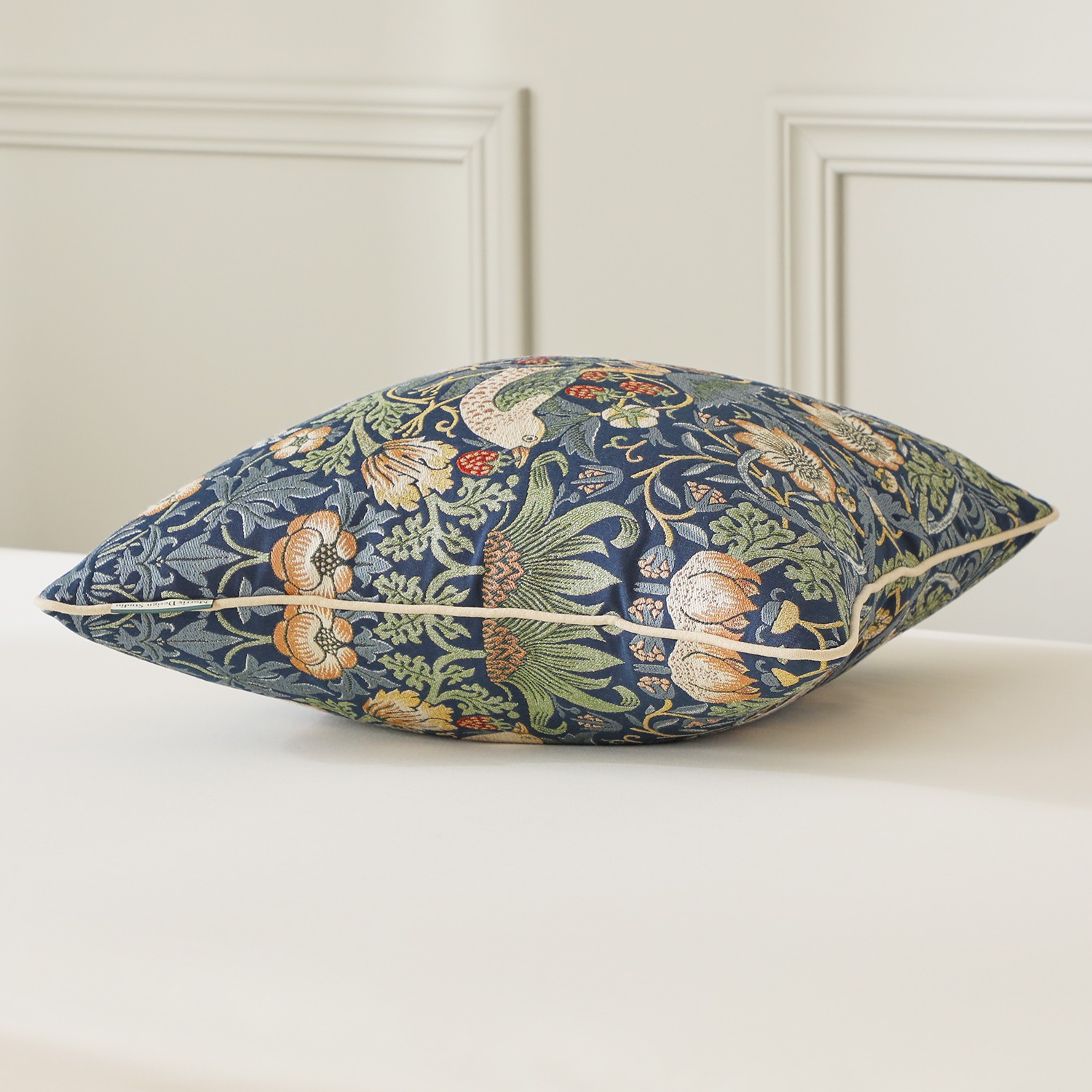 モリスデザインスタジオ “いちご泥棒” ジャガード織クッション