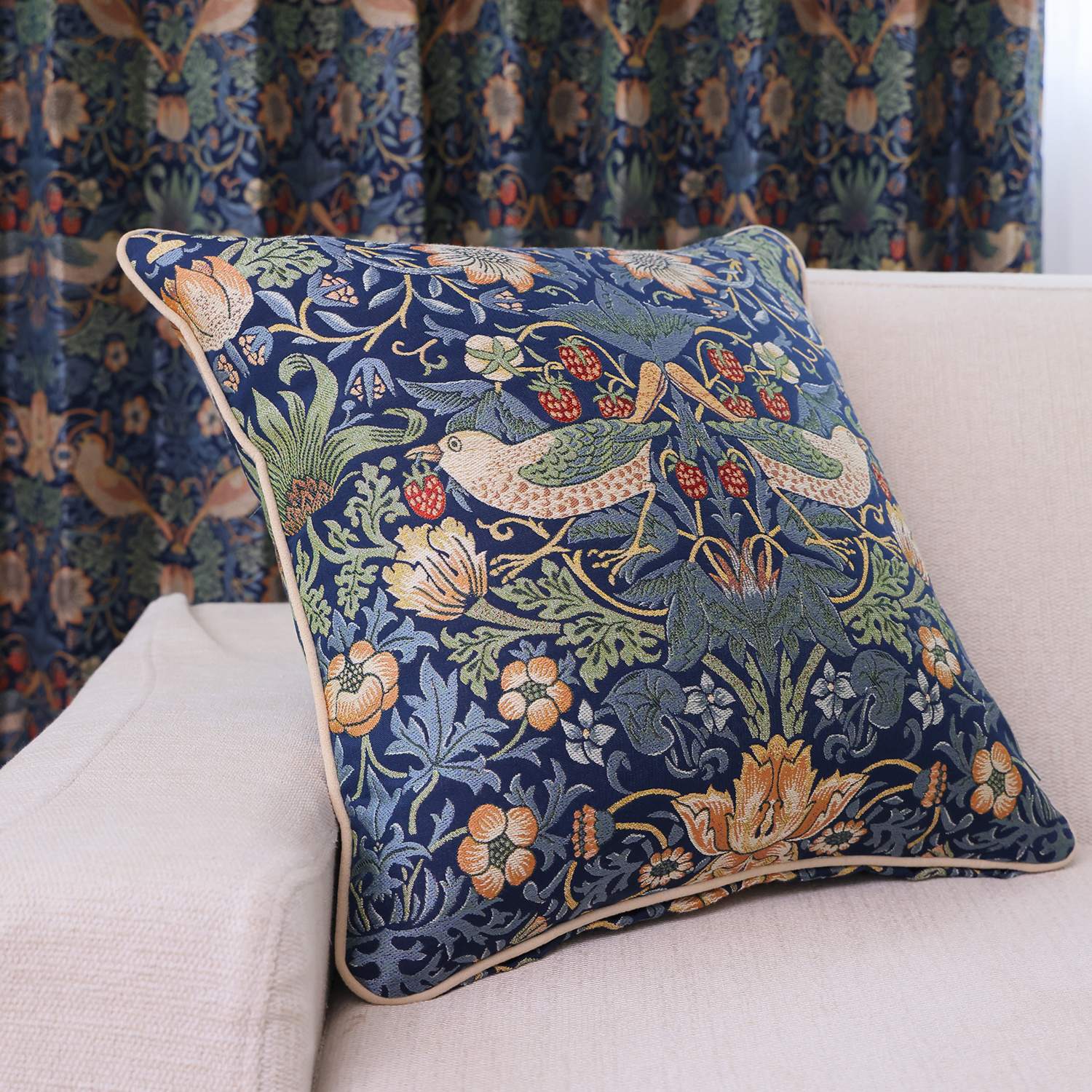 モリスデザインスタジオ “いちご泥棒” ジャガード織クッション