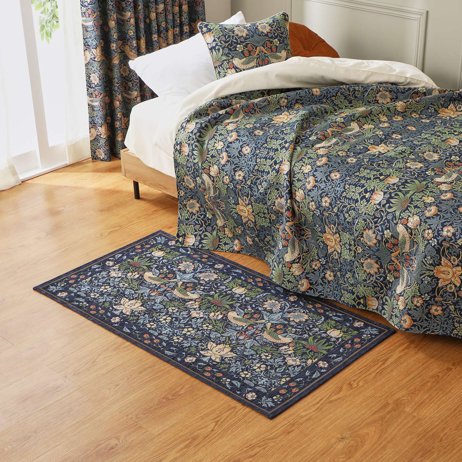 ＜６７×１２０ｃｍ＞モリスデザインスタジオ “いちご泥棒” ベルギー製 ゴブラン織マット 