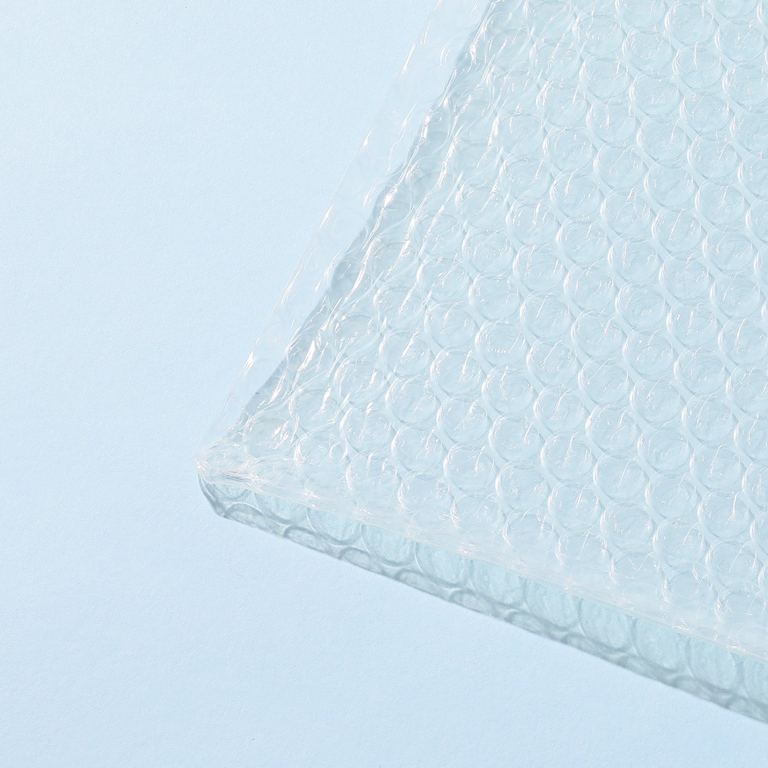 貼りやすく剥がれにくい 断熱＆結露を抑制！ 窓用断熱シート 外貼り用４枚セット